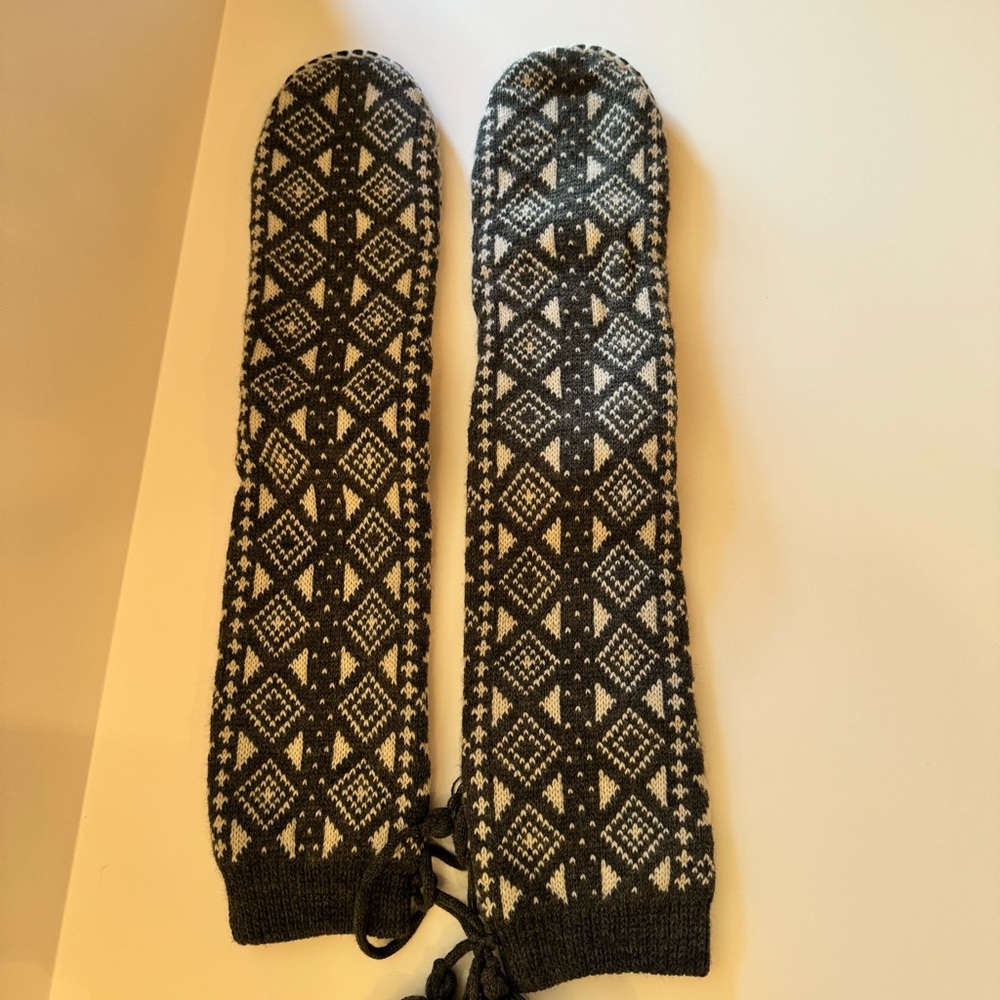 MUK LUKS.NWOT. Ladies Slipper Socks L/XL Fits Shoe SZ-9-10 Gray & White‎ …